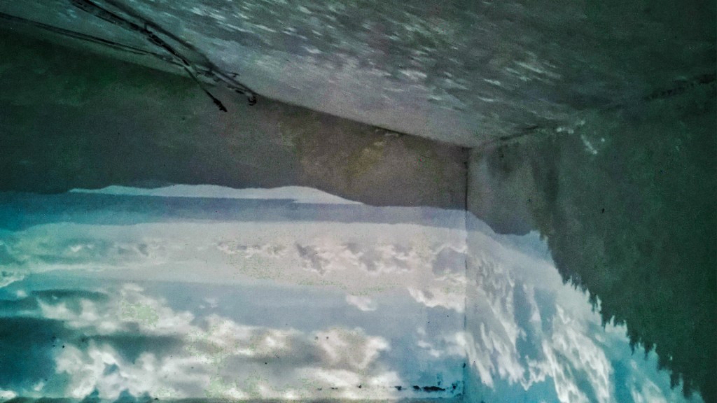 Una camera obscura mobile e abitabile, costruita a mano, pensata per attraversare i luoghi lentamente e restituirli capovolti a chi entra.